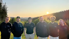 Team bei Sonnenuntergang