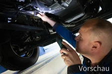 Mechaniker bei einer techn. Überprüfung