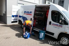 Mechaniker bestückt eines der Pannendienstfahrzeuge