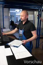 Mechaniker bei der Auftragsbearbeitung