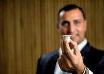 Tahsin Dag, Founder CEO mit Kaffeekapsel die wir produzieren