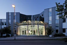 Unser modernes Büro liegt direkt an der A1 und verfügt über zahlreiche Parkmöglichkeiten.