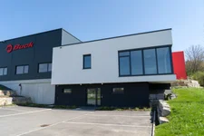 Unser moderner Neubau mit Kantine