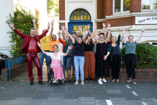 SELAM Mitarbeiter vor dem Haus der Lebenshilfe 