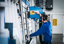 Neutra Kunststoffbau GmbH - Arbeiter in Werkstatt