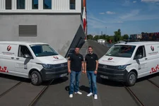 Geschäftsführer Marco und Robin Kleber vor einigen Fahrzeugen des Firmenfuhrparks