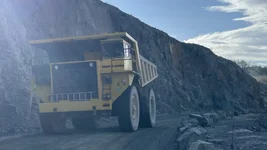 Muldenkipper auf dem Weg zum Vorbrecher
