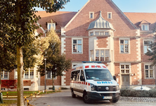 KTW vor dem Krankenhaus