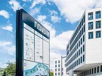 Pylone und Wegeleitsysteme