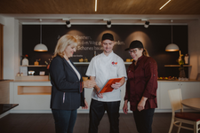 Unser Küchenteam kocht täglich frisch für unsere Patientinnen und Patienten sowie Mitarbeitende