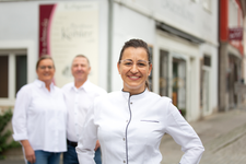 Nadine Kohler mit Eltern vor der Bäckerei & Backstube
