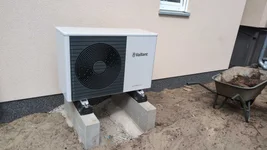 Neubauobjekt mit Außeneinheit Vaillant Wärmepumpe
