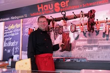 Markus Hauser in unserem Verkaufsmobil auf dem Wochenmarkt