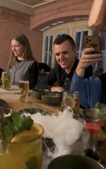 Lotte & Jonas an der Weihnachtsfeier