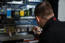 Schaltschrankverdrahtung in der Werkstatt