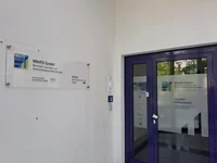 Im Erdgeschoss auf der linken Seite.