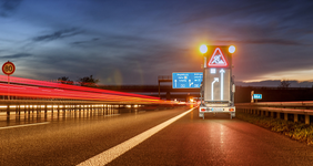 Warntafel auf der Autobahn
