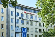 Frontansicht vom U-Bahn-Ausgang Lindwurmstraße, Station Sendlinger Tor