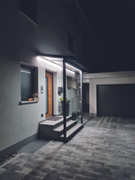 Eingangsüberdachung mit LED-Beleuchtung