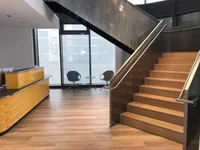 Der Empfang der Hubertusklinik mit Treppe zur Station im ersten Stock.