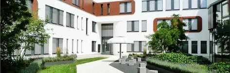 Blick auf die Klinik vom Hinterhof