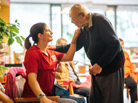 Betreuung pflegebedürftiger Menschen in einer Einrichtung oder ambulant