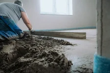 Mit präzisen Handgriffen legt der Estrichleger den Grundstein für glatte, stabile Böden.