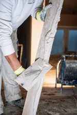 Unser Stuckateur bei der Arbeit – mit Werkzeug, Leidenschaft und Präzision im Handwerk.
