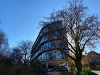 Unser Bürogebäude, mit modernen Arbeitsplätzen