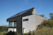 Moderne Metall- und Holz-Fassade mit PV-Anlage