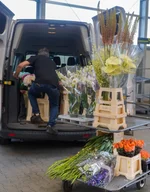 Kunde beim Einladen - B2B