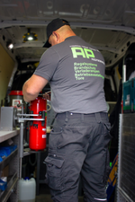 Wartung eines Feuerlöschers