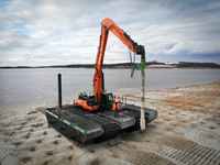 Amphibische Technik, die vom Wasser aus Massen mittels Rütteldruckverdichtung stabilisiert 