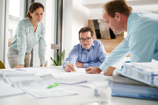 Planbesprechung im Ingenieurbüro Quarti