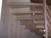 Eingespannte Treppe aus Multiplexplatten