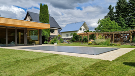 Edelstahl-Pool mit Lamellenabdeckung und Sauna-Haus: Technik von Sunday-Pools
