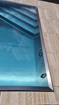 Detail Edelstahl-Pool mit Ecktreppe und Massageanlage