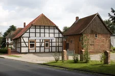 Gut erreichbar direkt an der Hauptstraße mit eigenen Parkplätzen