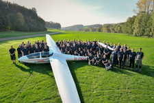 Mitarbeiterfoto mit der 1000. ASK 21 auf dem Werksflugplatz