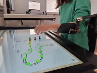 Mit dem REAtouch von AXINESIS können Sie kognitiv-motorische Aufgaben spielerisch lösen.