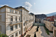 Gebäude C im Vordergrund links