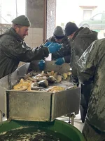 Fischsortierung: Bei uns wachsen die Fische in Polikultur auf & werden nach der Abfischung sortiert.