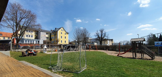 Unsere Wiese mit Blick auf unser Kinderheim