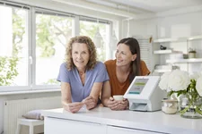 Unser intelligenter Tablettenspender maja sana unterstützt Pflegebedürftige und entlastet Angehörige