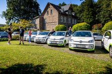 Unsere Azubis mit ihren Firmenwagen