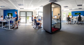 Moderne Büros, Arbeitsplätze und Technik