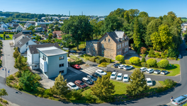 Das Firmenareal in Ransbach-Baumbach mit Villa und Neubau