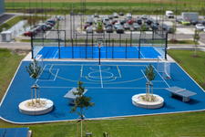 Sportplatz mit Fußball, Basketball, Volleyball, Kicker, Padel-Tennis und Tischtennis