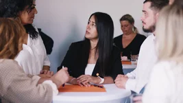 Koordinatorin im Gespräch mit ihrem Team