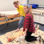 Praxisanleiterin bei Gebomed zeigt Reanimation